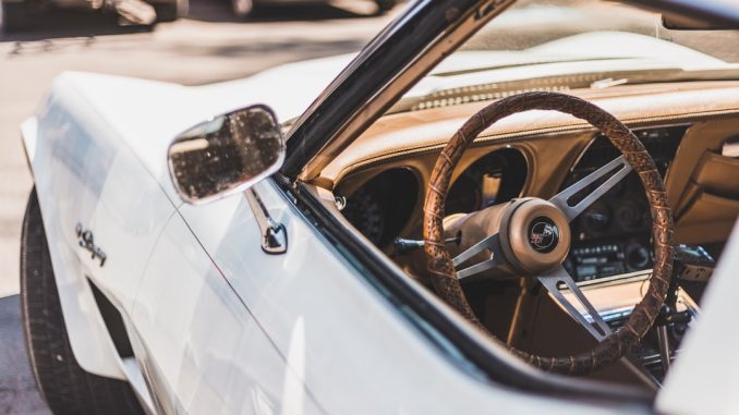 Så förbereder du bilen för en lång bilsemester utomlands illustration
